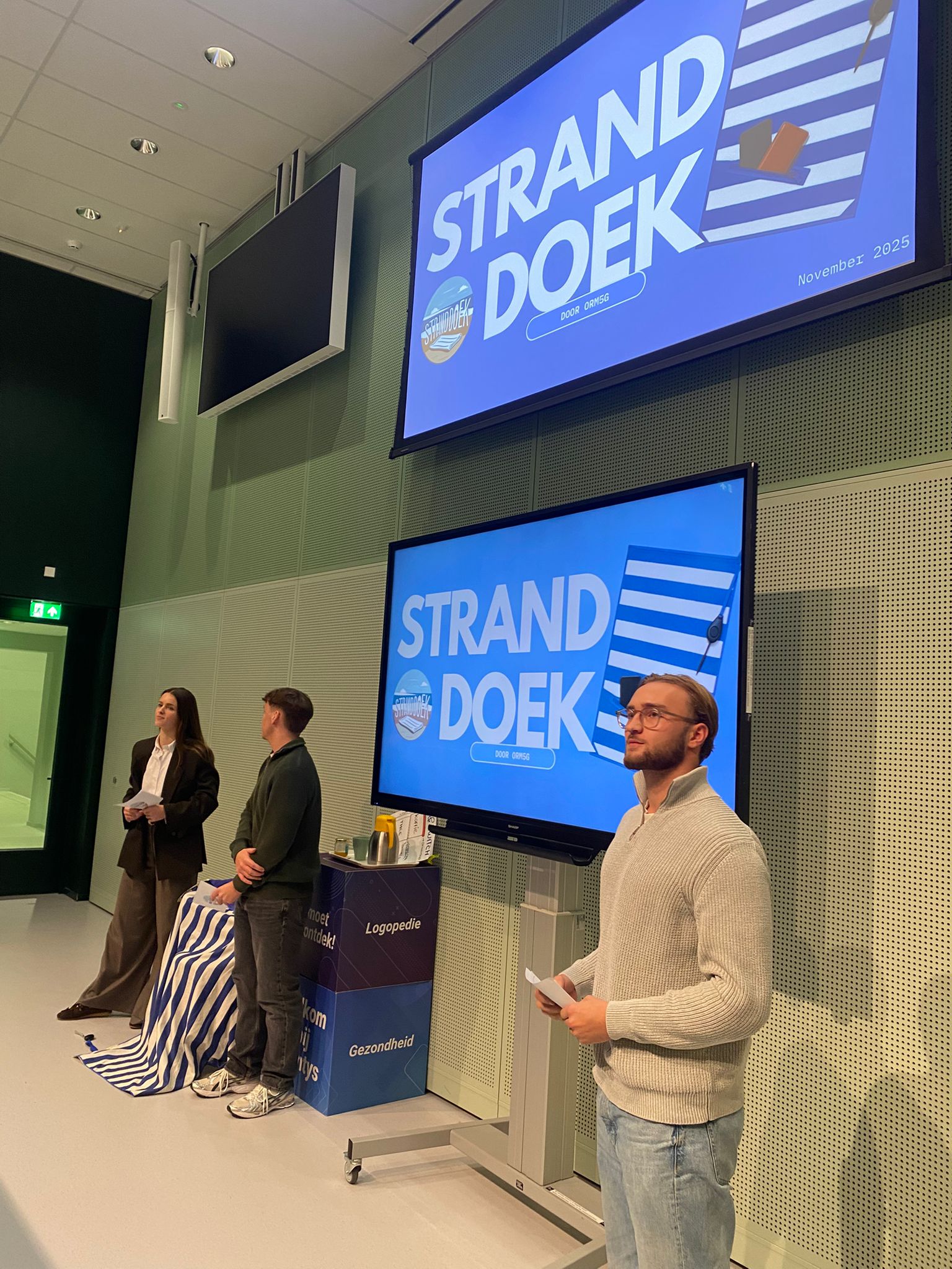 Het StrandDoek team van Fontys Hogeschool Eindhoven tijdens een presentatie